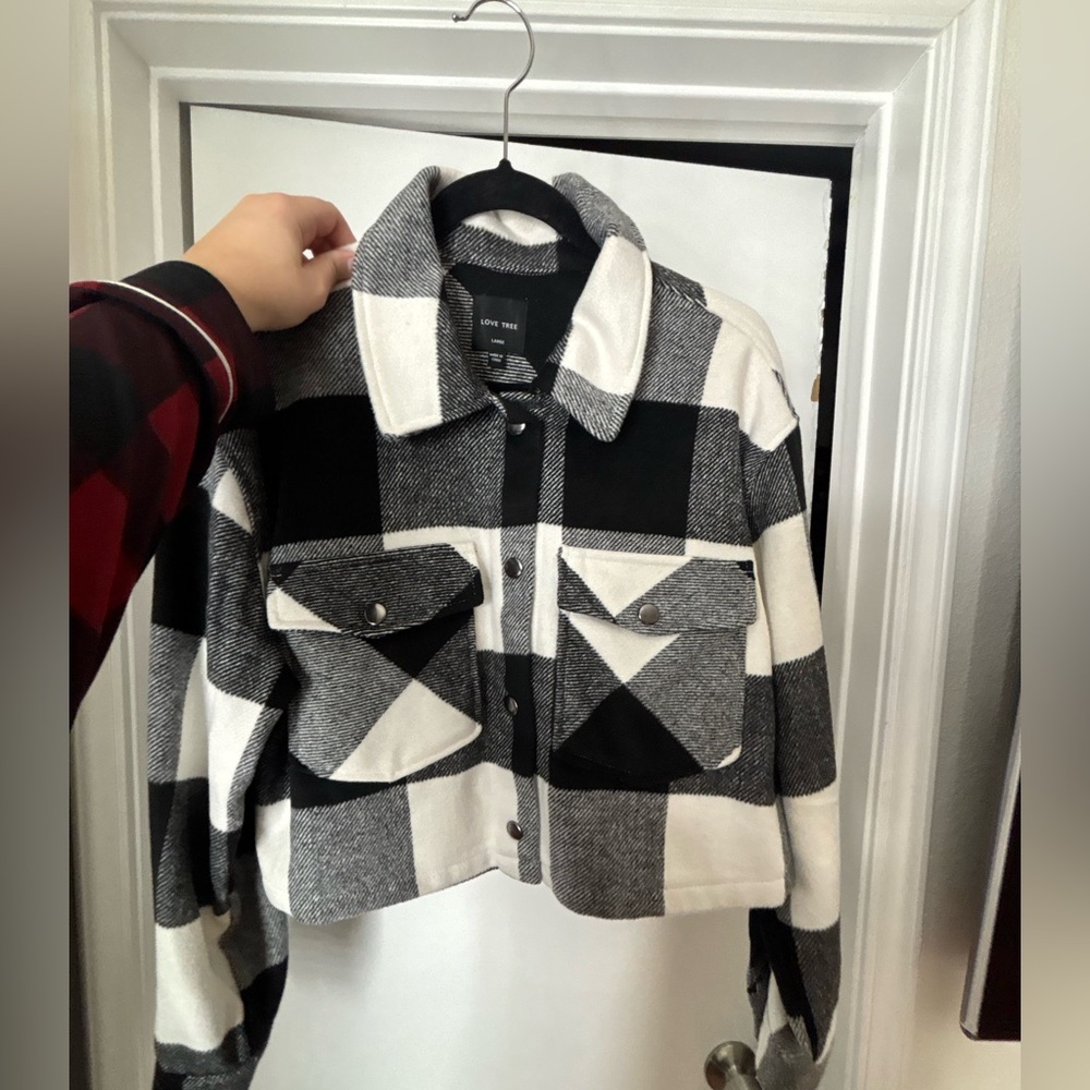 Short cut flannel black and white jacket